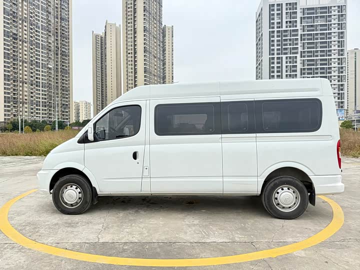 Maxus V80 2023 2023款 2.0T AMT经典傲运通动力版长轴中顶6/7/8/9座