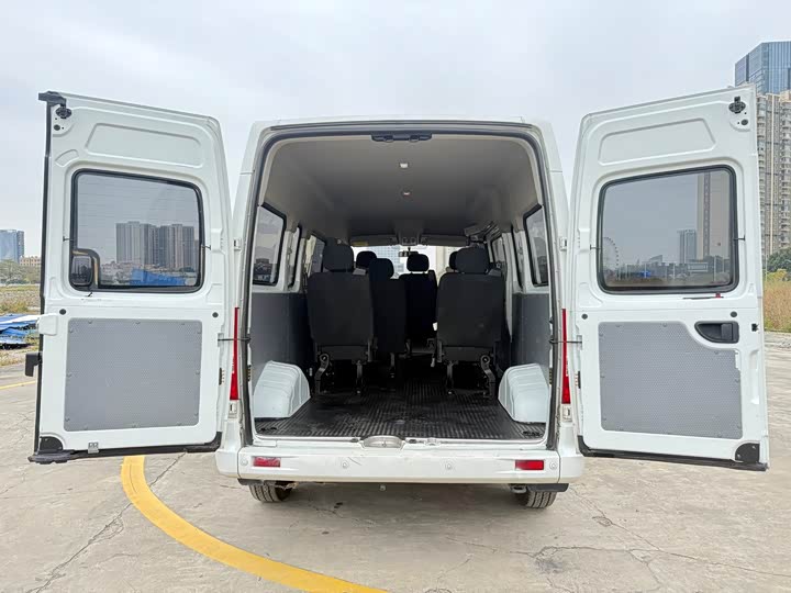 Maxus V80 2023 2023款 2.0T AMT经典傲运通动力版长轴中顶6/7/8/9座