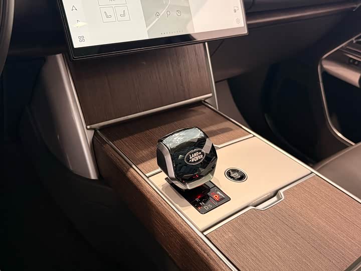 Land Rover Range Rover 2025 2025款 3.0 L6 400PS 盛世加长版