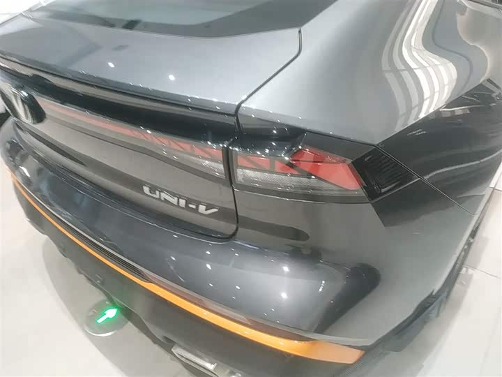 Changan UNI-V 2025 2025款 1.5T 500Bar尊贵运动型