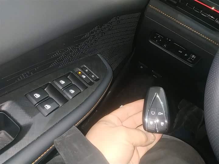 Changan UNI-V 2025 2025款 1.5T 500Bar尊贵运动型