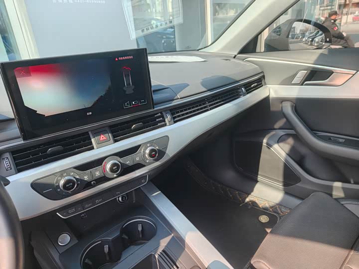 Audi A4L 2025 2025款 200万辆悦享版 40 TFSI 时尚动感型