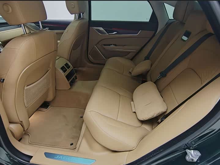 Jaguar XF L 2025 2025款 2.0T P250 两驱尊享豪华版