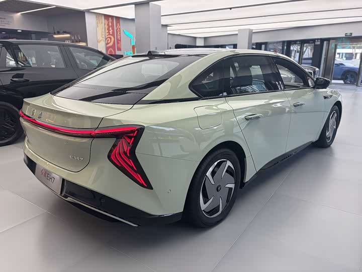 2025 Hongqi EH7