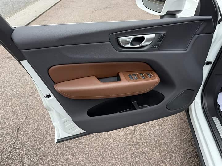 Volvo XC60 2025 2025款 B5 四驱智逸豪华版