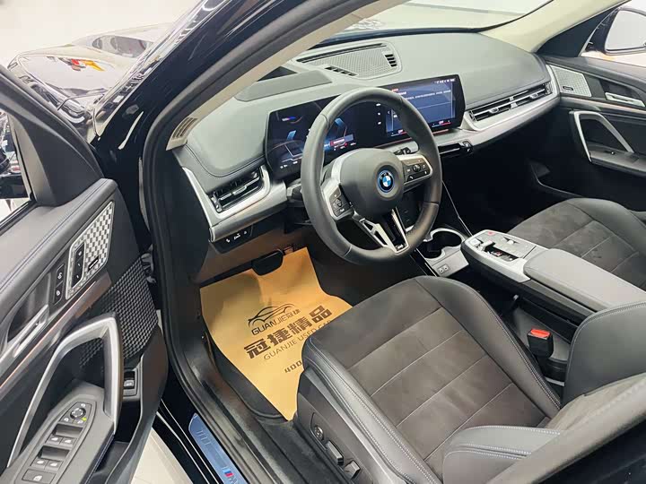 2025 BMW iX1