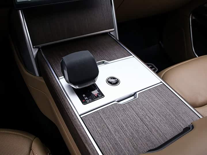 Land Rover Range Rover 2025 2025款 3.0 L6 400PS 盛世加长版