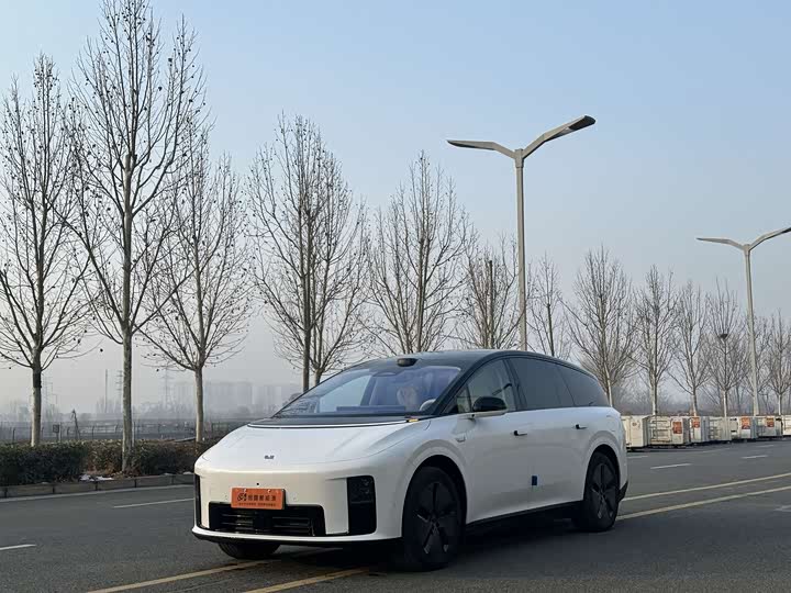2025 LiXiang i8