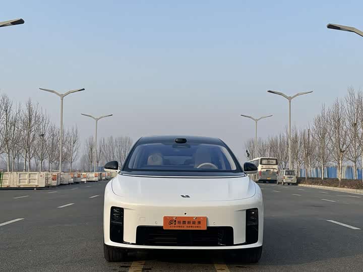 2025 LiXiang i8