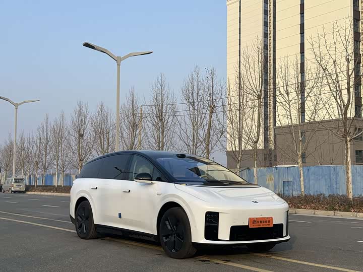 2025 LiXiang i8
