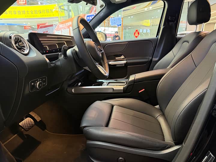 2025 Mercedes-Benz GLB-Class