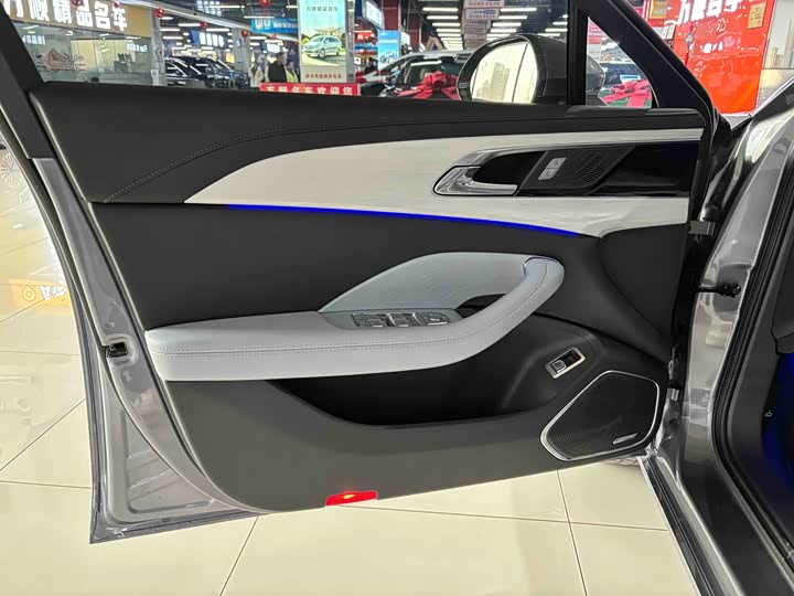 2025 Hongqi H5 Hybrid