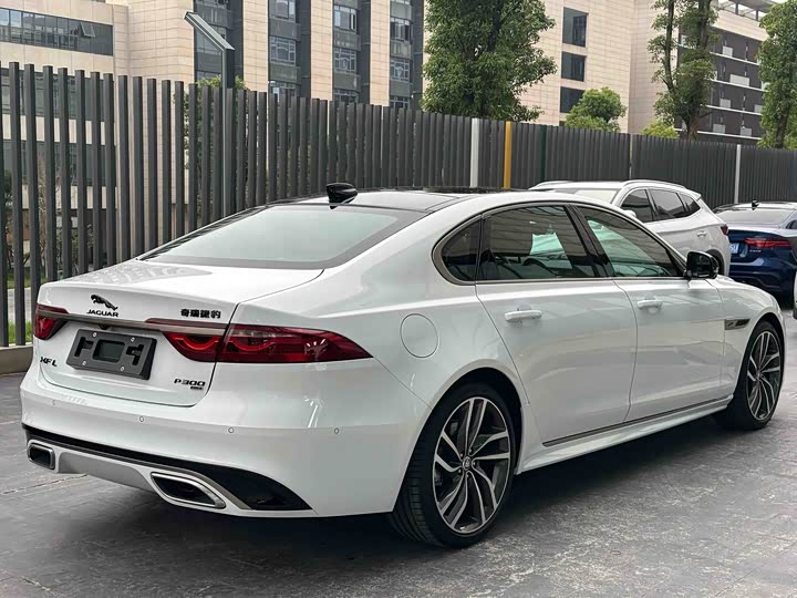 Jaguar XF L 2024 2024款 2.0T P300 四驱旗舰运动鎏金版