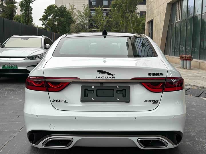 Jaguar XF L 2024 2024款 2.0T P300 四驱旗舰运动鎏金版