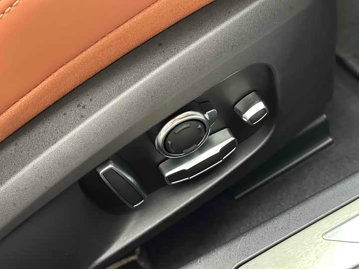 Jaguar XF L 2024 2024款 2.0T P300 四驱旗舰运动鎏金版