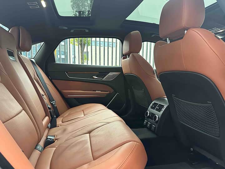 Jaguar XF L 2024 2024款 2.0T P300 四驱旗舰运动鎏金版