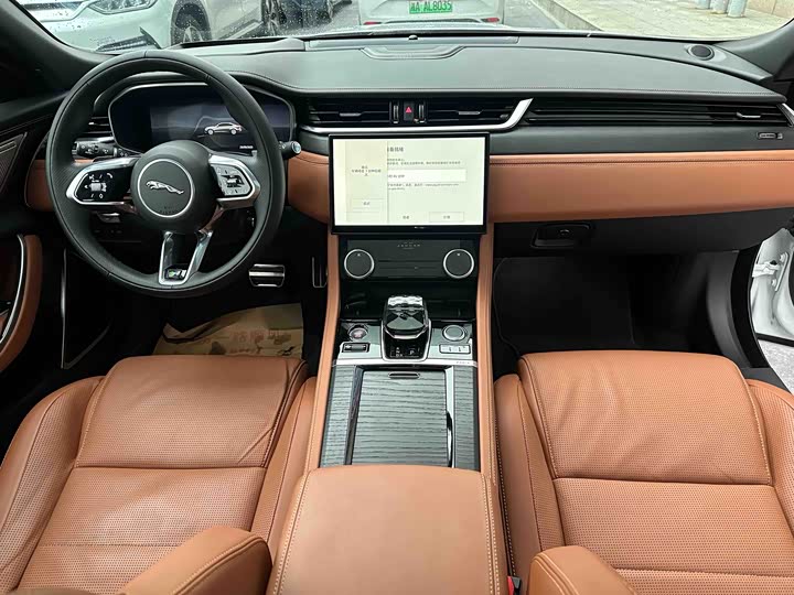 Jaguar XF L 2024 2024款 2.0T P300 四驱旗舰运动鎏金版