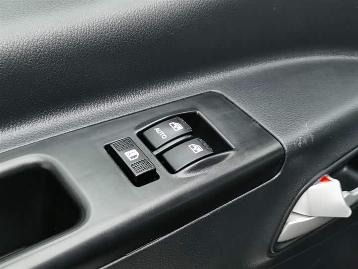 JAC Refine M3 2025 2025款 PLUS 1.5T 手动经典版 7座