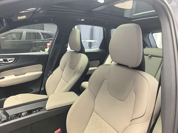 Volvo XC60 2026 2026款 B5 四驱智逸豪华版