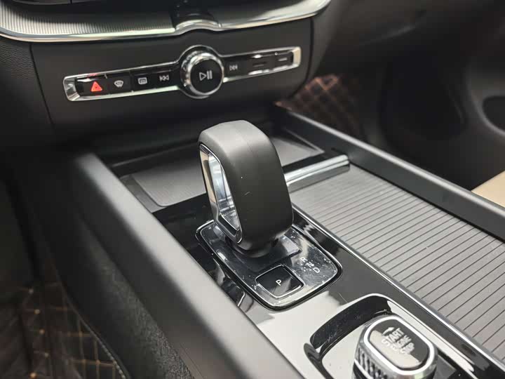 Volvo XC60 2026 2026款 B5 四驱智逸豪华版