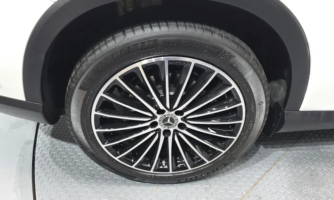 Mercedes-Benz GLC-Class 2023 GLC300 4MATIC AMG Line