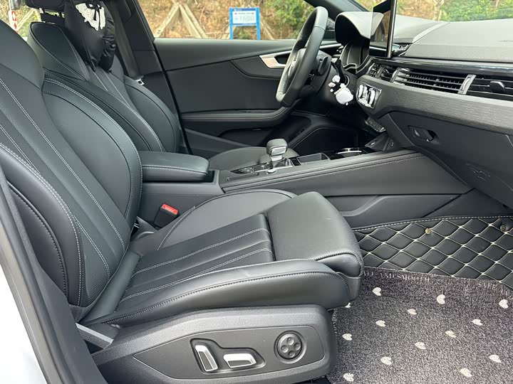 Audi A4L 2025 2025款 200万辆悦享版 40 TFSI 豪华动感型 B&O 星夜版