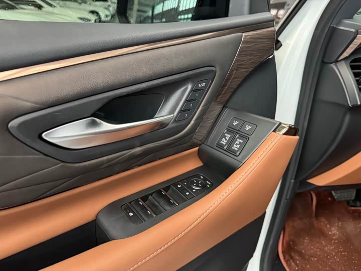 Toyota Vellfire 2024 2024款 皇冠 双擎 2.5L 至尊行政版