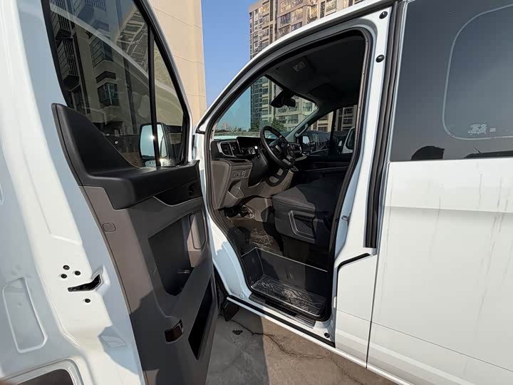 Ford Transit 2023 2023款 2.0T柴油自动多功能商用车短轴低顶5/6座
