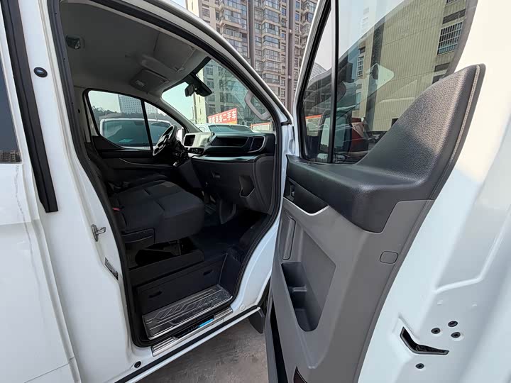 Ford Transit 2023 2023款 2.0T柴油自动多功能商用车短轴低顶5/6座