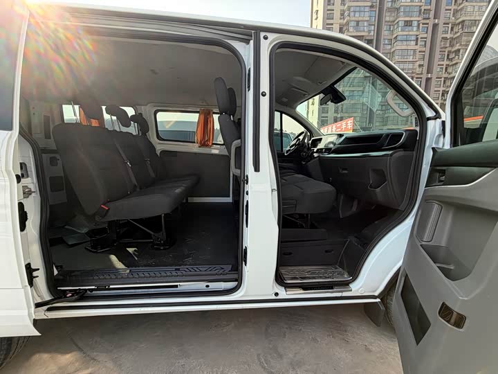 Ford Transit 2023 2023款 2.0T柴油自动多功能商用车短轴低顶5/6座