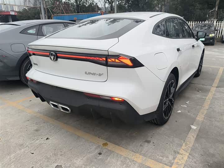 Changan UNI-V Hybrid 2024 2024款 蓝鲸智电iDD 136km 智酷型
