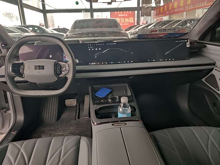 Geely Galaxy E8 2025 2025款 700km 远航智驾版