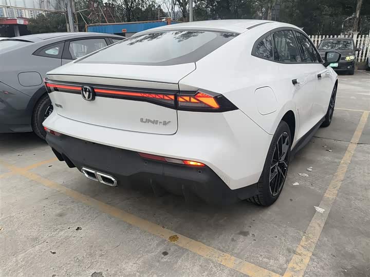 Changan UNI-V Hybrid 2024 2024款 蓝鲸智电iDD 136km 智酷型