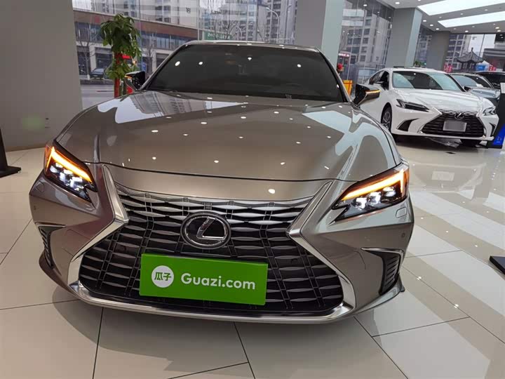2025 Lexus ES