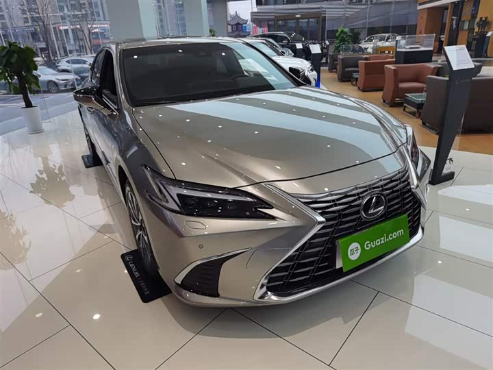 2025 Lexus ES