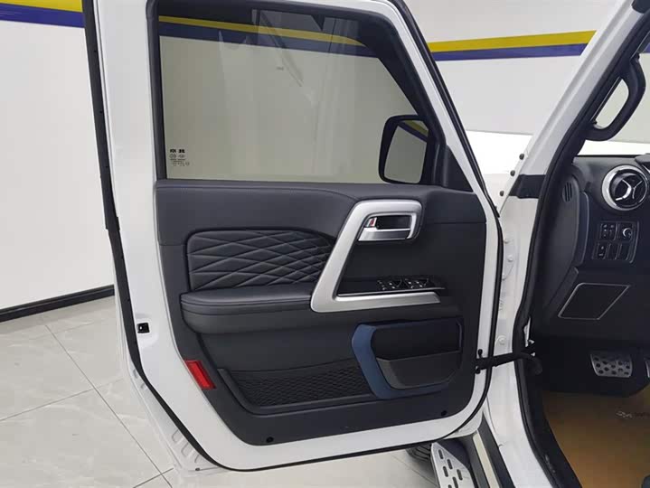 BAIC Beijing BJ40 2024 2024款 2.0T 城市猎人荣耀版