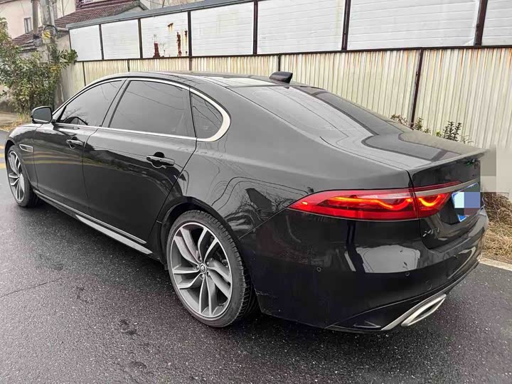 Jaguar XF L 2024 2024款 2.0T P300 四驱旗舰运动鎏金版