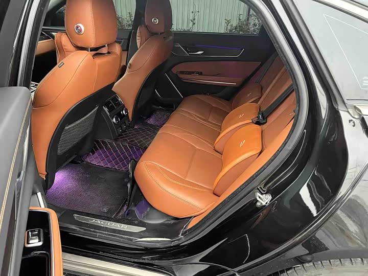 Jaguar XF L 2024 2024款 2.0T P300 四驱旗舰运动鎏金版