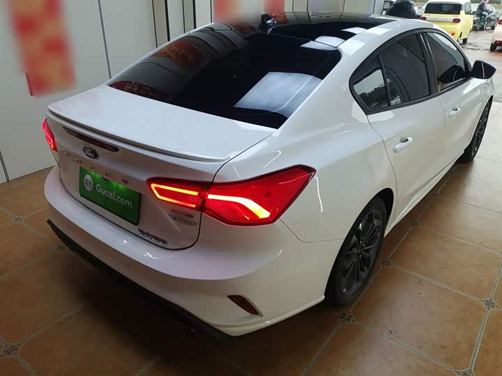 Ford Focus 2022 2022款 三厢 EcoBoost 180 自动ST Line