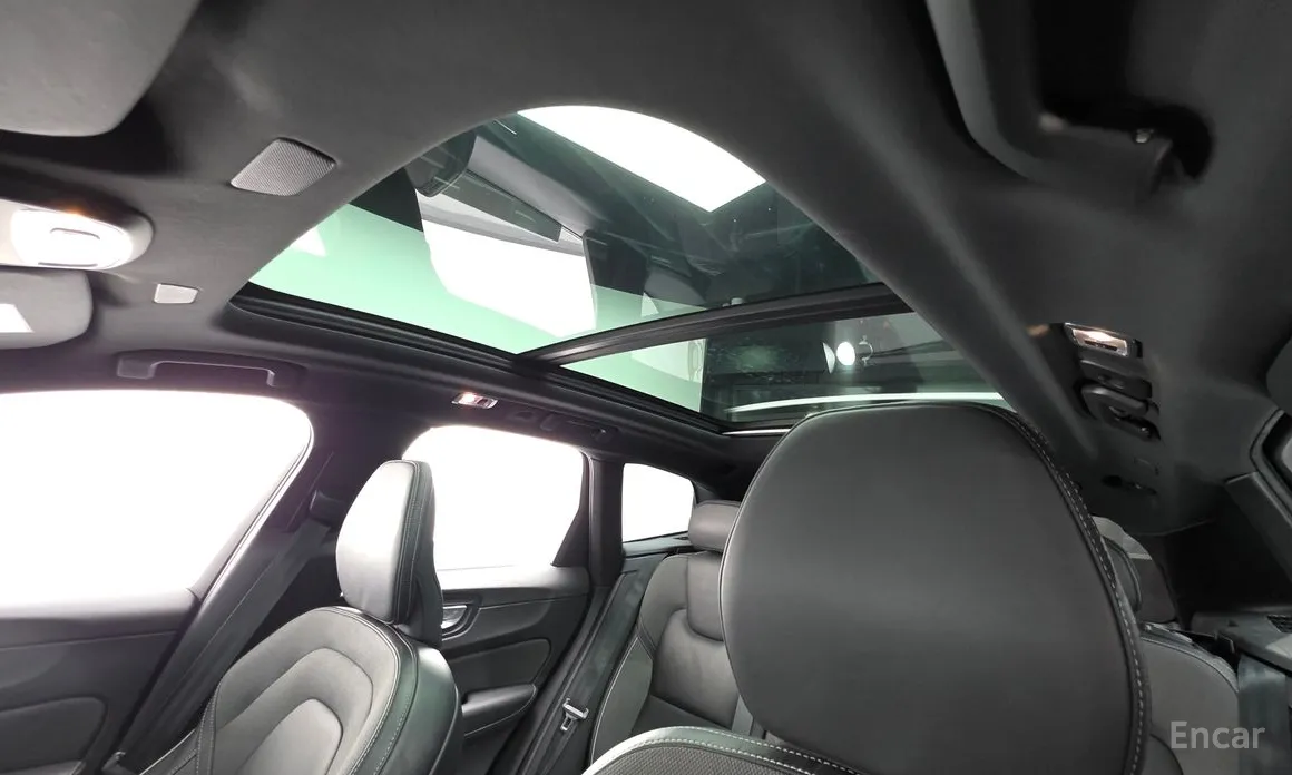 Volvo XC60 2017 T8 R-Design