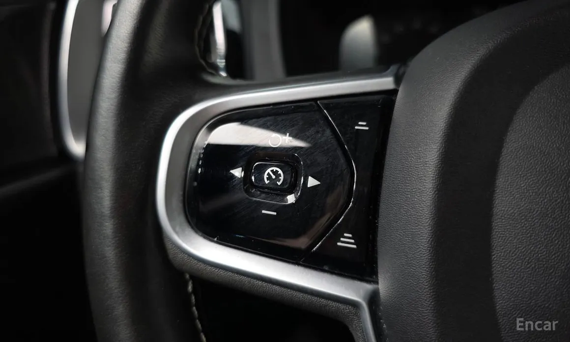 Volvo XC60 2017 T8 R-Design