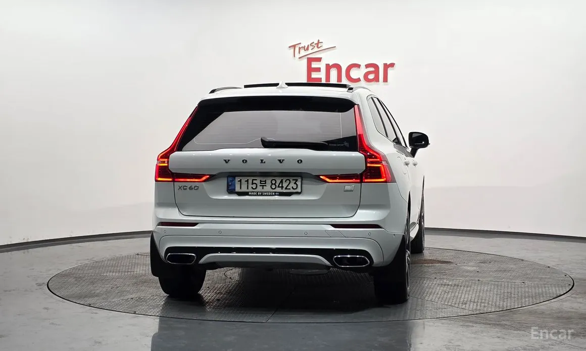 Volvo XC60 2017 T8 R-Design