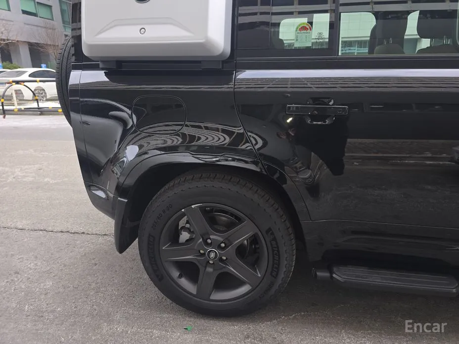 Land Rover Defender 2020 110 P300 X-Dynamic SE