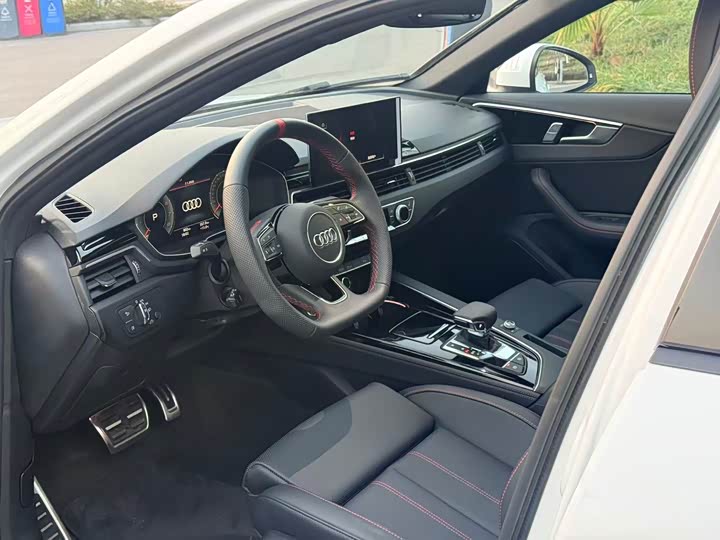 Audi A4L 2025 2025款 200万辆悦享版 40 TFSI 豪华动感型