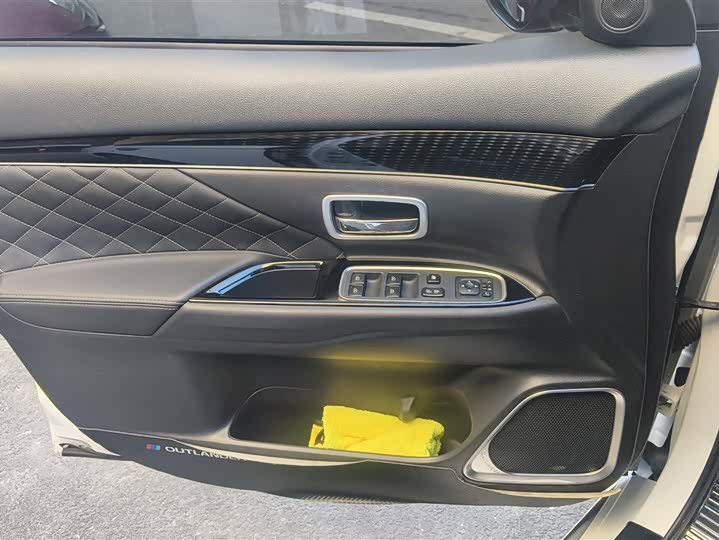 Mitsubishi Outlander 2021 2021款 2.4L 四驱致享版 7座