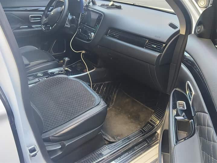 Mitsubishi Outlander 2021 2021款 2.4L 四驱致享版 7座