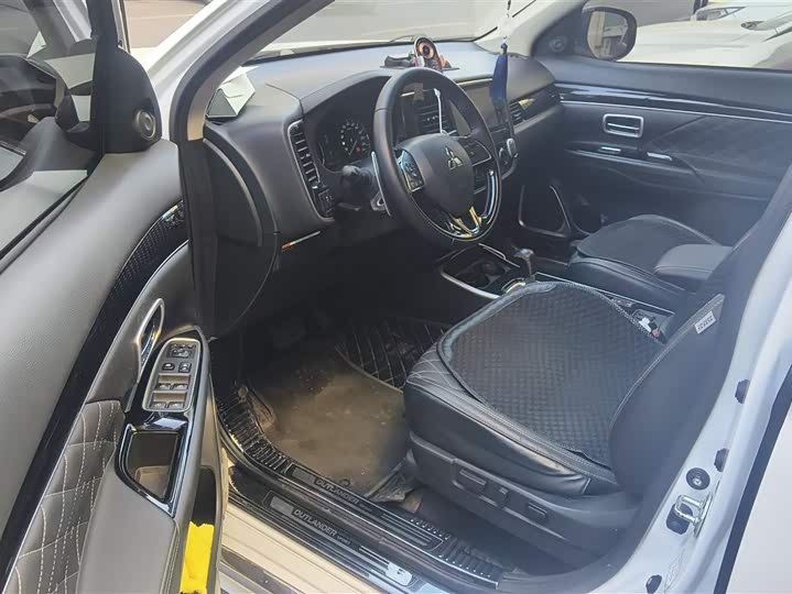 Mitsubishi Outlander 2021 2021款 2.4L 四驱致享版 7座