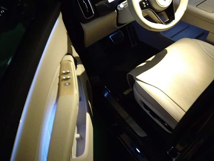 Aito M8 2025 2025款 增程 Max+版 53.4kWh 5座版