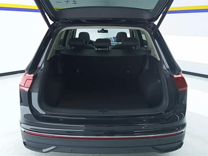 Volkswagen Tiguan L Pro 2025 2025款 出众款 300TSI 自动两驱龙腾版