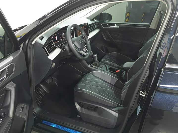 Volkswagen Tiguan L Pro 2025 2025款 出众款 300TSI 自动两驱龙腾版